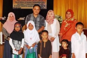 Kadinkes Kuningan berfoto bersama usai santuni anak yatim.